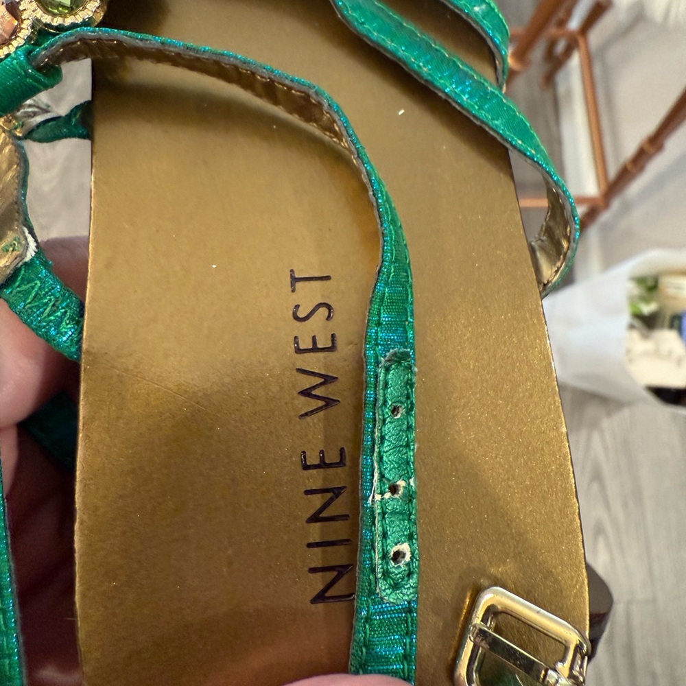 Nine West Emerald Green & Gold Colorful Jeweled Sandals! Like New! 9.5! - Picture 8 of 8
